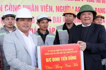 Thường trực Ban Chỉ đạo dự án Vành đai 4 tặng quà, chúc Tết công nhân lao động tại công trường