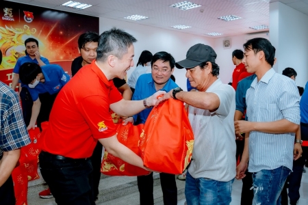 Bia Saigon lan toả Tết ấm áp đến người lao động, ngư dân và các chiến sĩ