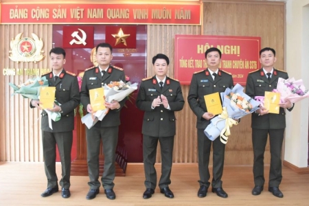 Thanh Hóa trao thưởng Ban chuyên án triệt phá đường dây ép người dân chi tiền làm dịch vụ đăng ký đất đai