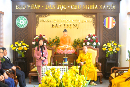 Đoàn công tác tỉnh Lạng Sơn thăm, tặng quà Ban Trị sự Giáo hội Phật giáo