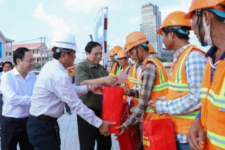 Thủ tướng Phạm Minh Chính thăm, tặng quà Tết công nhân, chiến sỹ công an, quân đội tại Cần Thơ