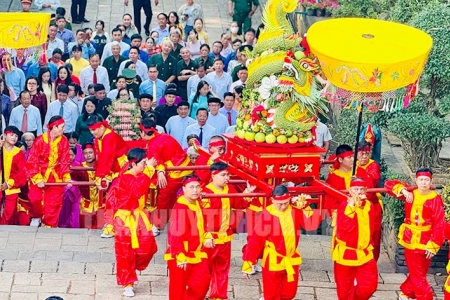 Lãnh đạo TP. Hồ Chí Minh dâng bánh tét cúng Quốc Tổ Hùng Vương