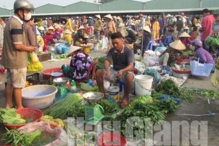 Hậu Giang: 30 Tết chợ truyền thống nhộn nhịp, chợ hoa đại hạ giá