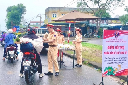 Đà Nẵng: 29 Tết, người dân bất ngờ được CSGT ra hiệu yêu cầu dừng xe để phát quà