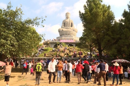 Hàng vạn du khách trẩy hội Khán hoa mẫu đơn Chùa Phật Tích