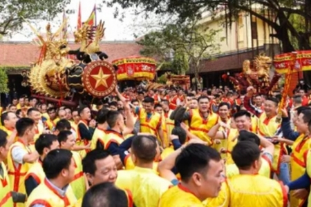 Hàng nghìn người chen chân rước pháo khổng lồ ở lễ hội Đồng Kỵ