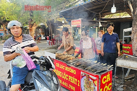 Hậu Giang: Cá lóc nướng hút hàng Ngày vía Thần Tài