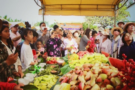 “Chợ lá”- đến hẹn lại lên