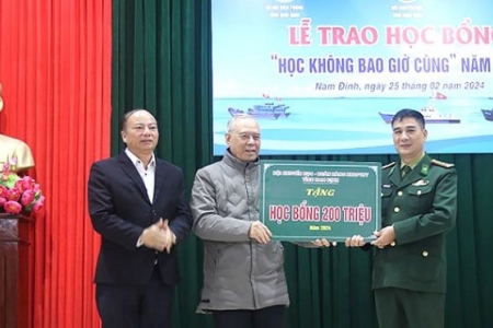 Bộ đội Biên phòng Nam Định trao 200 suất học bổng cho học sinh, sinh viên vượt khó học giỏi