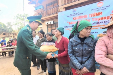 Đồn Biên phòng Cửa khẩu quốc tế Lao Bảo tặng quà cho đồng bào dân tộc Vân Kiều