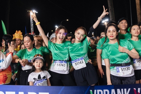 Những bóng hồng rạng rỡ trên cung đường ánh sáng của VPBank VnExpress Marathon Ho Chi Minh City Midnight