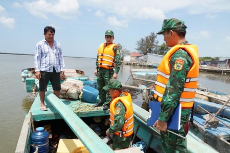 Phát hiện phương tiện sử dụng kích điện khai thác thủy sản trái phép