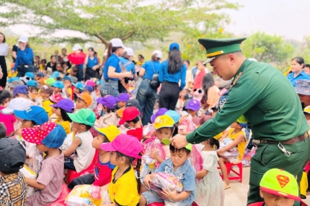 Đồn Biên phòng cửa khẩu quốc tế Lao Bảo sôi nổi với các hoạt động tháng Thanh niên