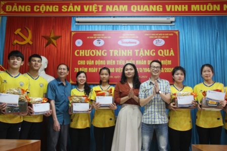 Lạng Sơn: Tặng quà các Vận động viên trẻ tiêu biểu tỉnh Lạng Sơn