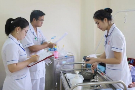 Cần có điều kiện gì để được gia hạn giấy phép hành nghề y?