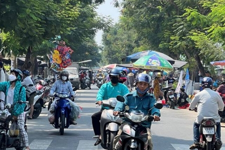 Vì sao tình trạng buôn bán hàng rong bên ngoài chợ Nam Ô ngày chủ nhật vẫn tồn tại?