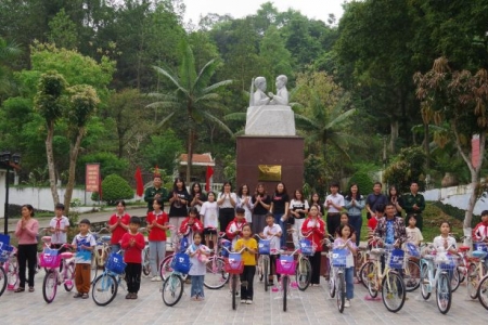 Lạng Sơn: Trao tặng xe đạp và quà cho học sinh có hoàn cảnh khó khăn