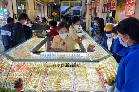 Giá vàng hôm nay 17/5: Vàng tăng chóng mặt rồi đột ngột giảm sâu