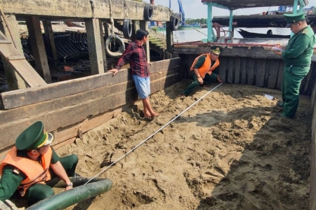 Biên phòng TP. Hồ Chí Minh bắt giữ phương tiện vận chuyển cát trái phép