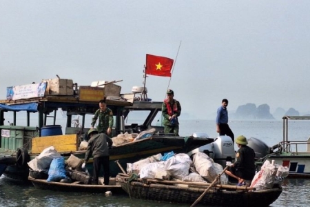 Thu gom trên 1.500m3 rác thải trong tháng cao điểm làm sạch Vịnh Hạ Long