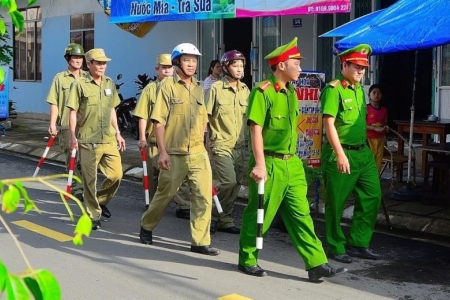 Lực lượng tham gia bảo vệ an ninh, trật tự ở cơ sở được trang bị dùi cui, áo giáp