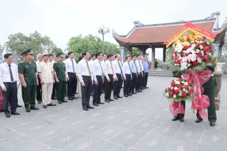 Dâng hương tưởng niệm Chủ tịch Hồ Chí Minh, đồng chí Nguyễn Đức Cảnh và Đền thờ Liệt sĩ tỉnh Thái Bình