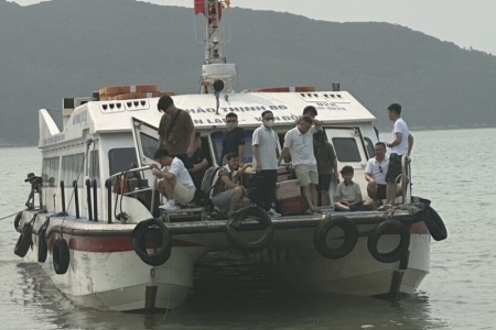 Hàng ngàn du khách lênh đênh trên vùng biển Vân Đồn - Quan Lạn