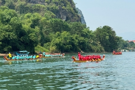 Gần 200 vận động viên tranh tài tại Lễ hội đua thuyền truyền thống trên sông Son lần thứ VII