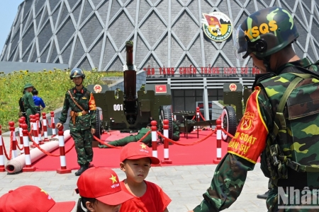 [Ảnh] Du khách nườm nượp đổ về Điện Biên dịp kỷ niệm 70 năm Chiến thắng Điện Biên Phủ