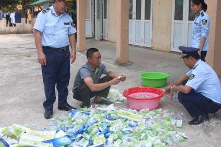 Tiêu hủy hàng giả, hàng nhập lậu và thực phẩm không đảm bảo an toàn