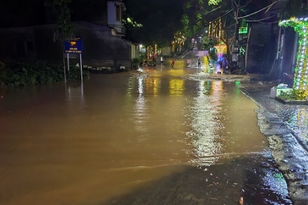 Dông lốc kèm mưa lớn khiến hàng trăm ngôi nhà ở Lào Cai hư hỏng