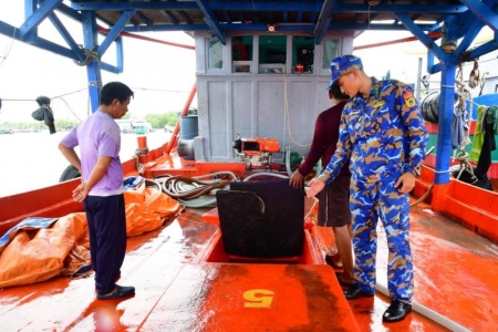 Tạm giữ tàu vận chuyển 45.000 nghìn lít dầu DO không rõ nguồn gốc