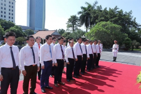 Đoàn đại biểu hai tỉnh Thanh Hóa - Hủa Phăn dâng hương tưởng niệm Chủ tịch Hồ Chí Minh