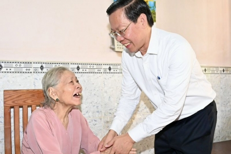 Chủ tịch UBND TP. HCM thăm, chúc mừng người cao tuổi trên địa bàn