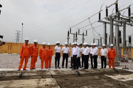 Gắn biển công trình TBA 110kV Hưng Hà 2 và nhánh rẽ chào mừng 55 năm thành lập Tổng công ty Điện lực miền Bắc