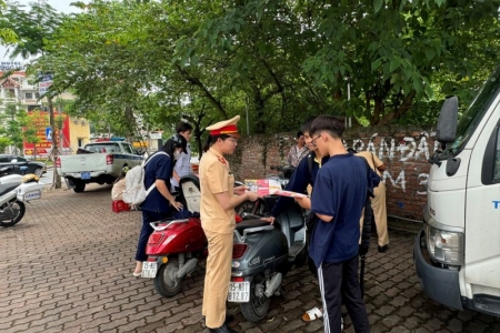 Công an TP. Hải Phòng nhắc nhở học sinh, sinh viên chấp hành quy định an toàn giao thông