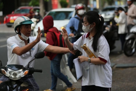 TP. Hồ Chí Minh: Phụ huynh mang nhiều lo lắng đưa con đi thi