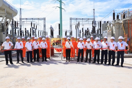 EVNNPC: Gắn biển công trình TBA 110kV Yên Lạc, Vĩnh Phúc chào mừng 55 năm thành lập