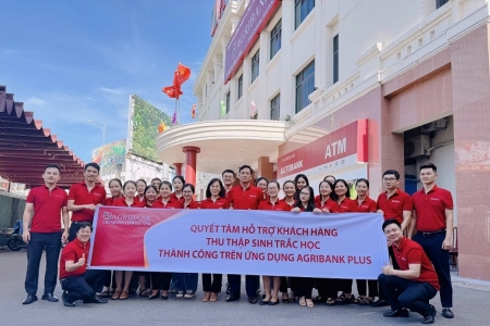 Agribank hỗ trợ khách hàng thu thập sinh trắc học ngay tại quầy giao dịch