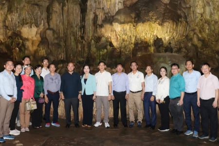 Đoàn Đại biểu Campuchia tham quan, tìm hiểu mô hình phát triển kinh tế gắn với bảo vệ môi trường vịnh Hạ Long