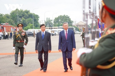 Chủ tịch nước Lào Thongloun Sisoulith chủ trì lễ đón chính thức và ngay sau đó tiến hành hội đàm với Chủ tịch nước Tô Lâm