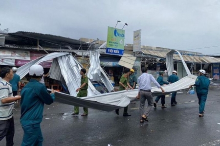 Đồng Tháp: Lốc xoáy cuốn bay mái tôn, gây nổ bình điện