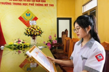 Chủ tịch UBND huyện Ý Yên tặng Bằng khen nữ sinh đạt điểm 10 môn Ngữ Văn