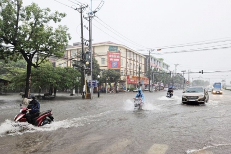 Mưa lớn kéo dài, nhiều tuyến đường ở thành phố Bắc Giang ngập sâu