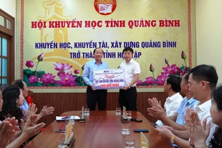 Tổng công ty Cảng hàng không Việt Nam tặng 100 triệu đồng cho Quỹ Khuyến học tỉnh Quảng Bình