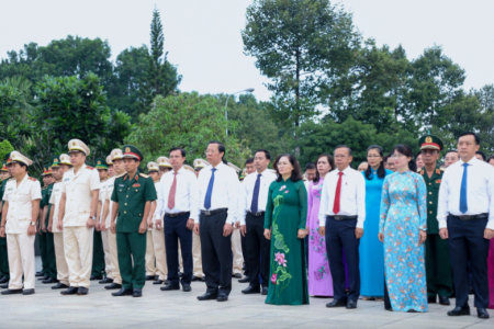 Đoàn đại biểu TP. Hồ Chí Minh dâng hương, dâng hoa tưởng niệm các Anh hùng liệt sĩ