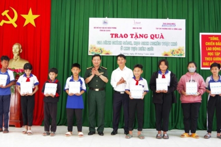 Trao tặng sữa cho học sinh nghèo ở khu vực biên giới tỉnh An Giang