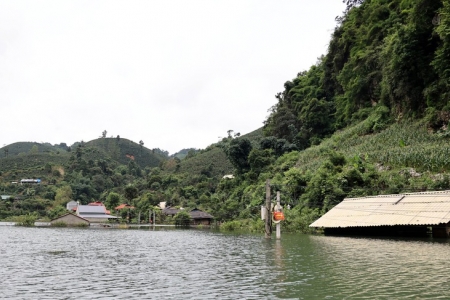 Phó Thủ tướng Lê Thành Long thị sát vùng ngập lụt, thăm hỏi đời sống người dân Sơn La