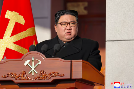 Chủ tịch Kim Jong Un giám sát việc chuyển giao hệ thống tên lửa đạn đạo chiến thuật mới cho quân đội