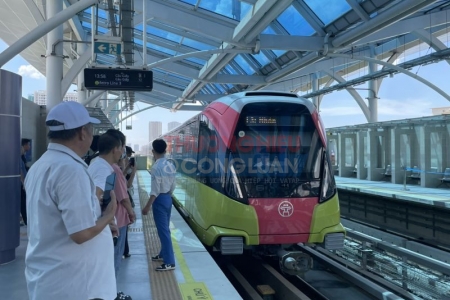 Tàu điện metro Nhổn - Ga Hà Nội: Thu hút nhiều khách trong nước và quốc tế đến trải nghiệm
